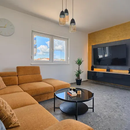 Solis - Sea View & Pool Apartment Slatine