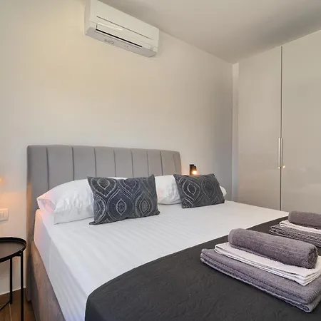Solis - Sea View & Pool Apartment Slatine