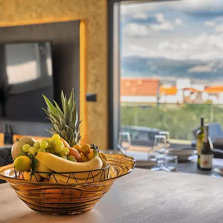 Solis - Sea View & Pool Apartment
