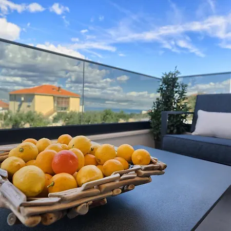 Solis - Sea View & Relax Pool 슬라티네