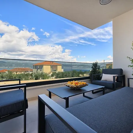 Solis - Sea View & Pool Apartment Slatine