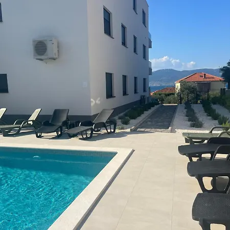 아파트 Solis - Sea View & Relax Pool 슬라티네