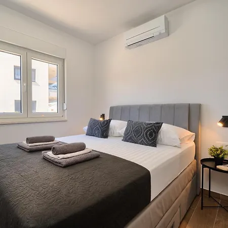 Solis - Sea View & Pool Apartment